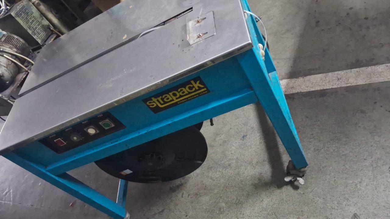 Máquina de arquear caixas